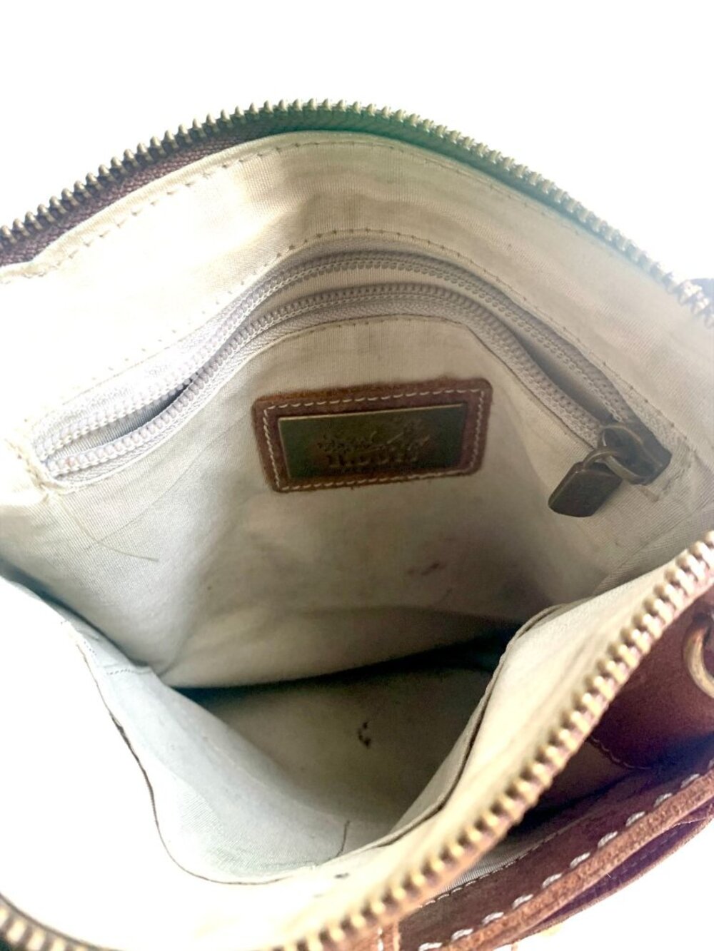 Roots Tan Leather Crossbody Purse With Adjustable Strap & Zipper Pockets - Picture 5 of 9